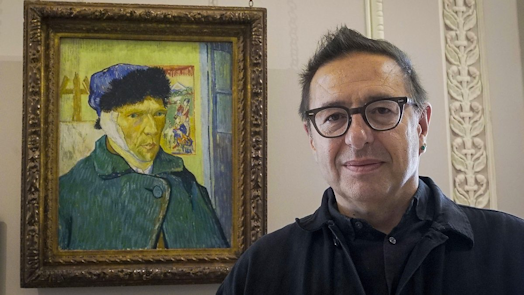 Art critic Waldemar Januszczak in front of Van Gogh's self portrait